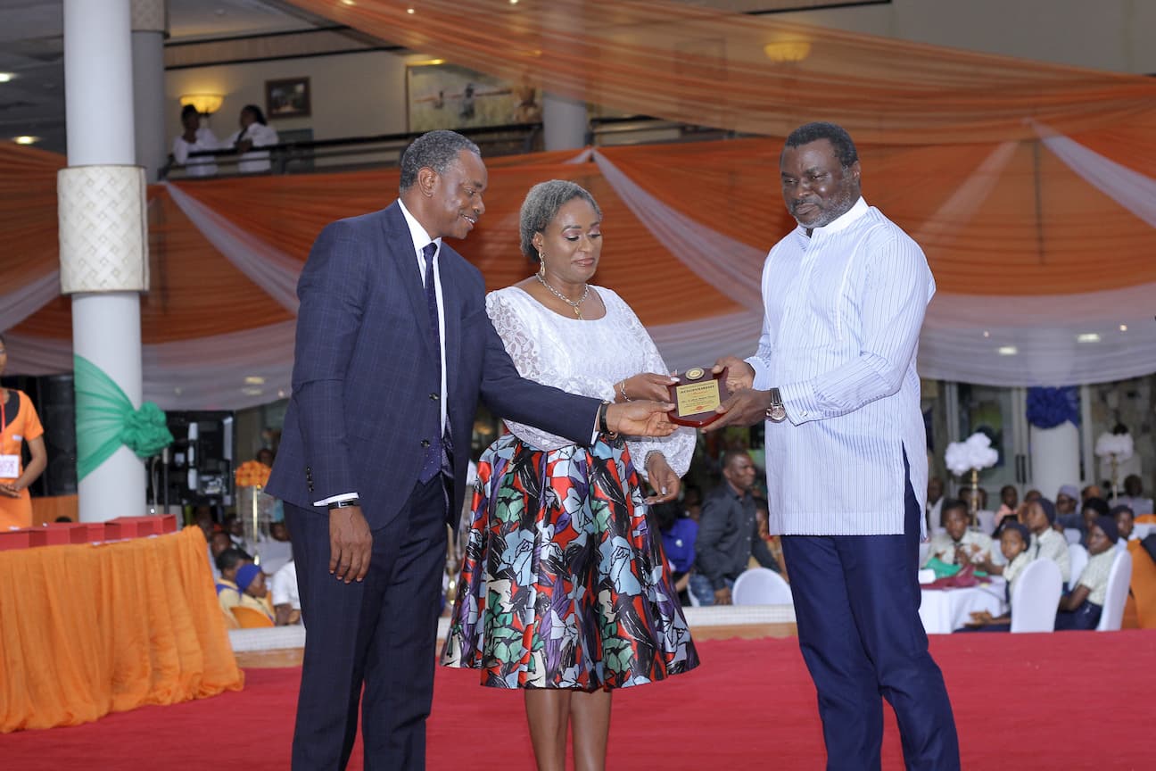 Barr. Edo Ukpong presenting an award to the Udom Inoyo and his wife for their contribution to education in Akwa Ibom State through Inoyo Toro Foundation