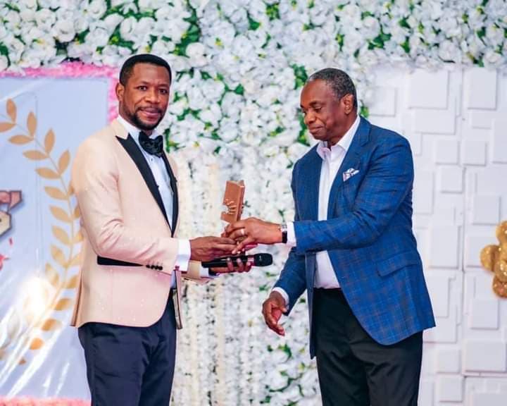 Udom Inoyo presented with the UNIUYO SUG's Education Icon Award